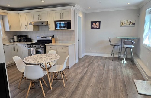 Sunset House | Centrally located 2 bedroom 1.5 bathroom, 15 mins to DT Vancouver