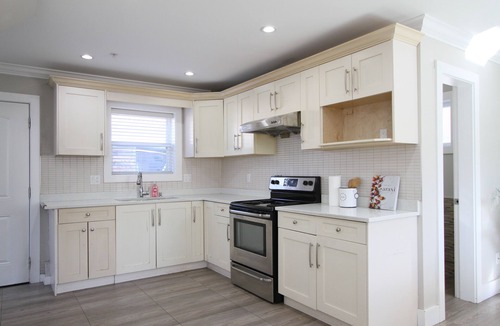 Sunset House | Centrally located 2 bedroom 1.5 bathroom, 15 mins to DT Vancouver