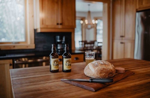 Les Eboulements Ski Chalet | Chalet Bleu 55: Hot Tub, Views, Games & BBQ