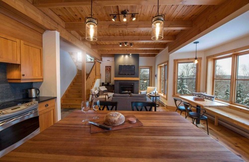 Les Eboulements Ski Chalet | Chalet Bleu 55: Hot Tub, Views, Games & BBQ