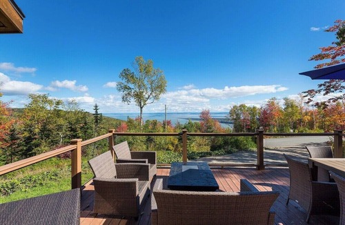 Les Eboulements Ski Chalet | Chalet Bleu 55: Hot Tub, Views, Games & BBQ