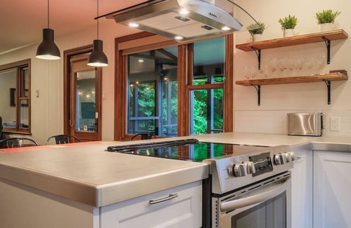 St-Adolphe-d'Howard Cottage | Chalet du Coeur: Spa et Vue!