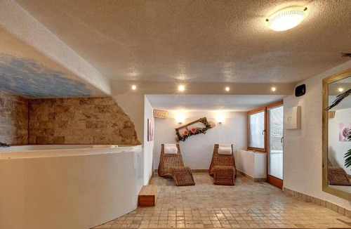 Lutago Ski Chalet | Chalet 'Lechnerhof' with Access to Ski Slopes, Mountain Views, Sauna & Wi-Fi