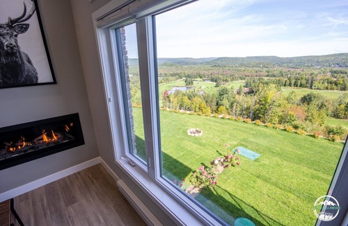 Saint-Jean-de-Matha Ski Chalet | Chalet with fireplace and mountain spa, golf view