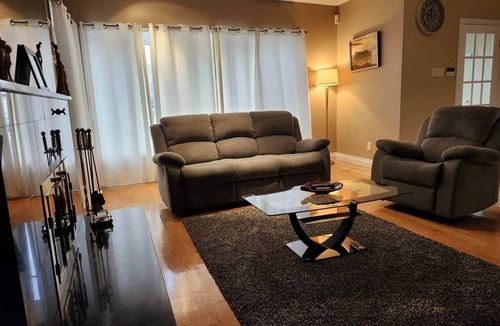 Repentigny House | Chambre tranquille dans maison-piscine-parking AVEC LIT SUPERPOSÉ