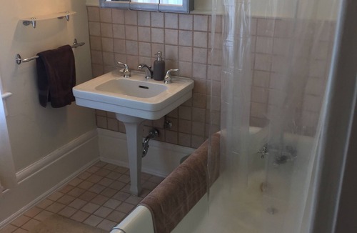 Kitsilano House | Charming 1-bedroom suite in character home. WiFi and AC in Kitsilano. +parking