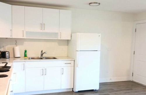 Vernon House | Charming 1-bedroom suite close to beaches in fabulous Vernon