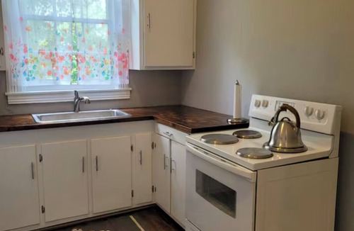 Dublin Apartment | Charming 1-bedroom upstairs apartment in brilliant Dublin, GA