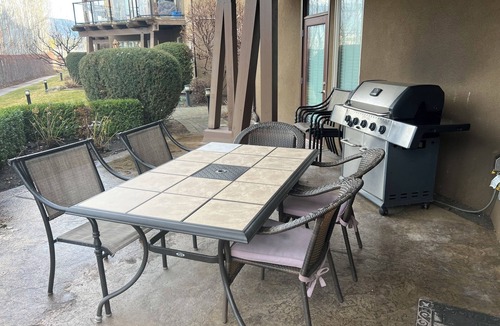 Westbank Condo | Charming 2-bedroom condo on the lake in West Kelowna with access to a boat lift.