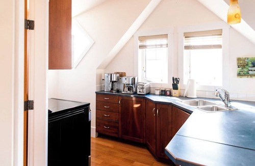 South Central House | Charming 2 Bedroom House Close to KGH and Lake