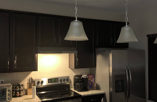 White Oak House | Charming 2-bedroom house in pleasant Great Falls with WiFi, AC