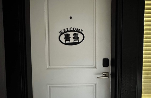 White Rock House | Charming 2 BR 1BA Basement suit in White Rock with WiFi