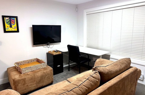 White Rock House | Charming 2 BR 1BA Basement suit in White Rock with WiFi