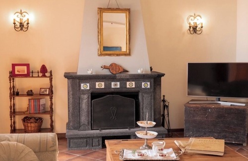 Zafferana Etnea Bed & Breakfast | Charming 3-bedroom country house with Jacuzzi and tank pool