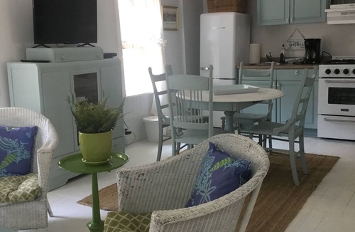 Crystal Beach Cottage | Charming 3 bedroom Sea Shell cottage Steps to the sandy beach