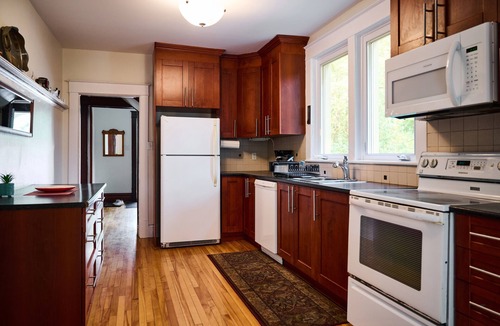 Centretown West House | Charming 3bdrm Home in Centretown w Free Parking