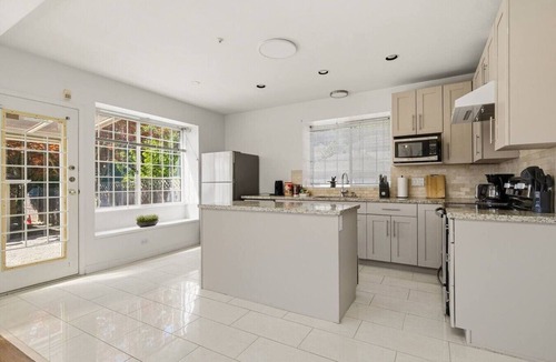 Marpole House | Charming 5BR House near Skytrain&Airport&Park&Shop