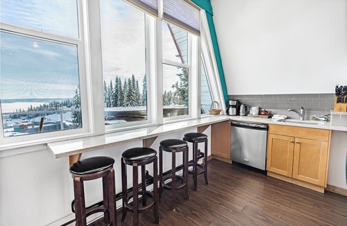 Silver Star Mountain Hotel | Charming A-Frame Suite w/Hot Tub, Fireplace & Sleeps 8 – Ideal for Families & Small Groups
