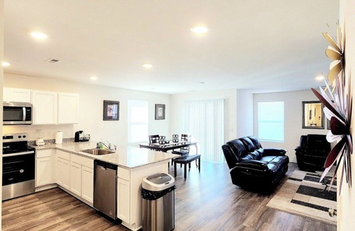 Florence House | Charming and Cozy 4BR 2BA House with Parking, Minutes from I-95 and Buc-ees