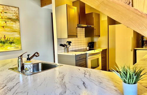 Sherbrooke Apartment | Charming apartment in heritage home