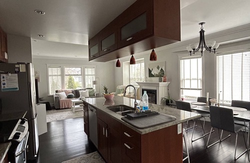 Fairfield House | Charming Beachside Retreat Steps from Dallas Rd, Beacon Hill Park, Cook St. Vill
