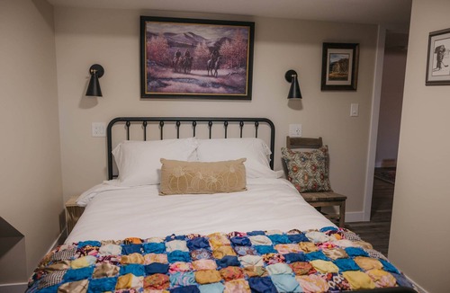 Estevan Bed & Breakfast | Charming Bed & Breakfast! 1