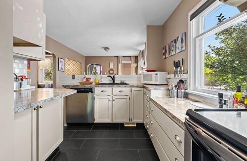 Shaganappi House | Charming Character 4 bedroom House, Private Pet-Safe XL Yard 5 minute Downtown