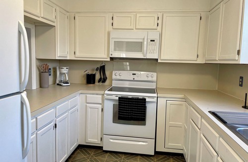 Winston - Salem Apartment | Charming Condo Near WFU, Full Kitchen, Strong WiFi, Charming condo near WFU, full kitchen, strong Wi