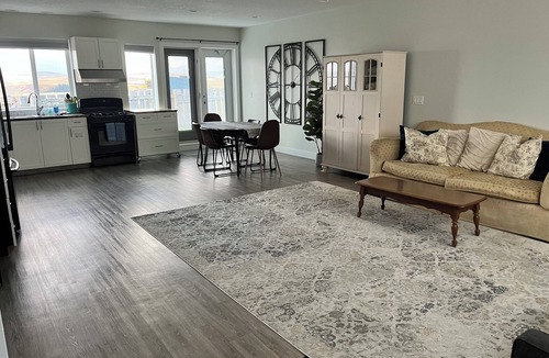 Cardston County House | Charming Country Retreat: Dog-Friendly Escape for 6 with Scenic Views!