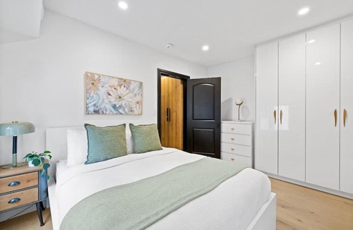 Parkdale Apartment | Charming Parkdale Apt Private Patio Sleeps 4