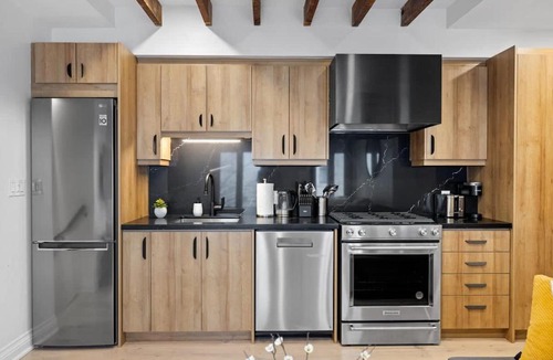 Parkdale Apartment | Charming Parkdale Apt Private Patio Sleeps 4