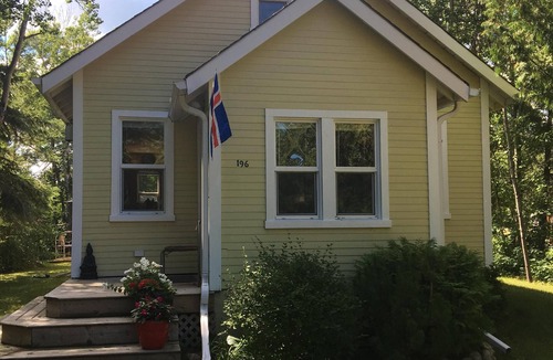 Gimli House | Charming Private Year Round Cottage, close to all amenities
