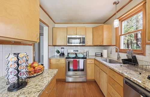 East Raleigh House | Charming Raleigh Retro House: King Bed, Pet Friendly, Near Downtown & WakeMed