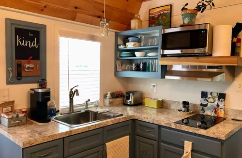 Loretto Cottage | Charming waterfront 1-bedroom cottage in lovely Colonial Beach with WiFi, AC