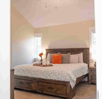 Central Okanagan Bed & Breakfast | CHATHAM HOUSE Kelowna Bed & Breakfast