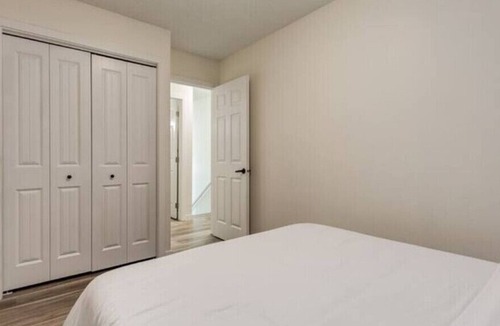 Northwest Calgary House | *Cheerful* 3 BR - OnRoute on Banff