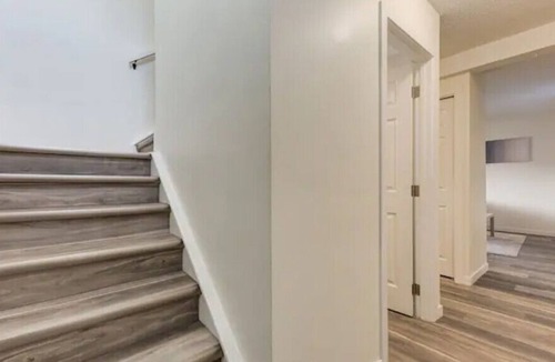 Northwest Calgary House | *Cheerful* 3 BR - OnRoute on Banff
