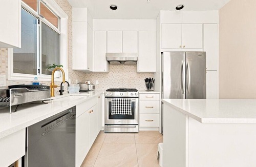 Arbutus Ridge House | Chic 3BR Main&Upper Floor Home-Easy Transit & UBC
