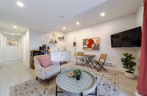 West Edmonton House | Chic Hideaway - King Bed - Fireplace - Garage - AC - DT and WEM