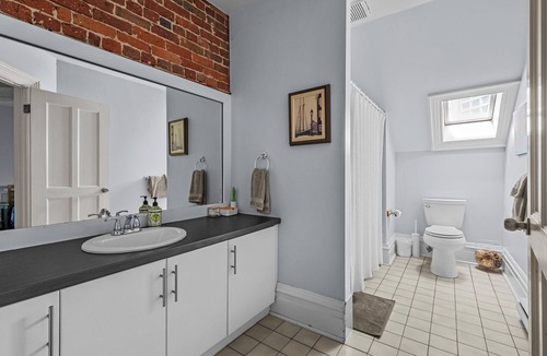 Downtown Halifax Hotel | Chic Loft suite with WiFi & AC in historic downtown town Halifax near waterfront