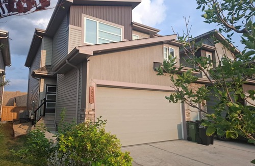 Southwest Edmonton House | *Chic Modern 4BDRM Home- 2 King Bed,2 living room*