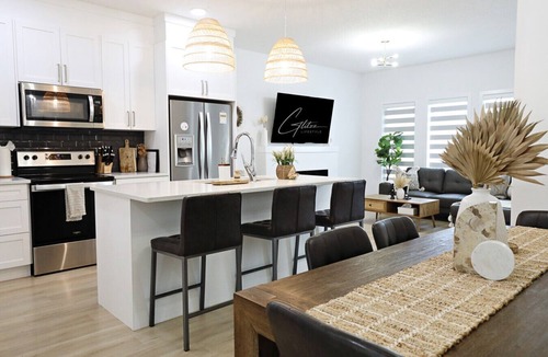 Southwest Edmonton House | Chic Modern Home|King Bed|Fireplace|Disney+