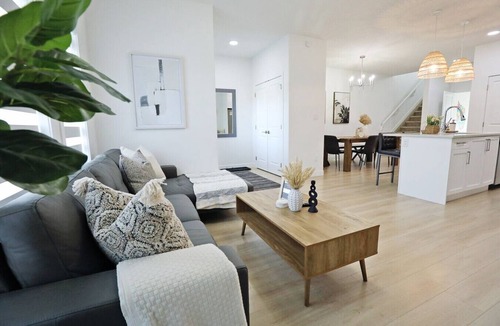 Southwest Edmonton House | Chic Modern Home|King Bed|Fireplace|Disney+