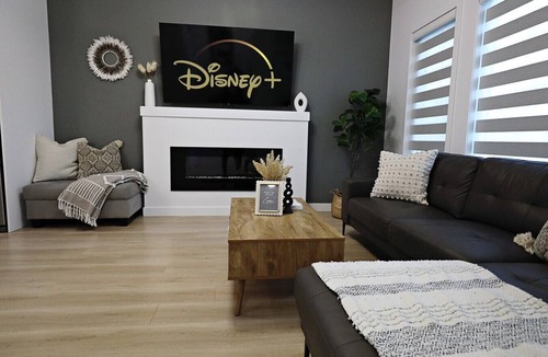Southwest Edmonton House | Chic Modern Home|King Bed|Fireplace|Disney+