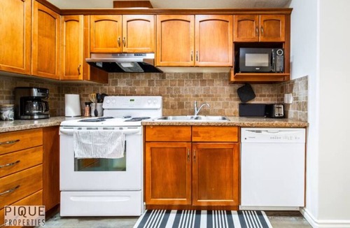 Jasper Place House | Chic Modern Vibes - Sleeps 6 - Netfix - Wifi - Long Stays