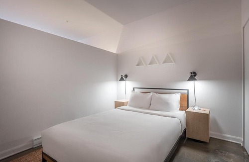 International District Apartment | Chic Old Montreal Retreat - Iconic Location