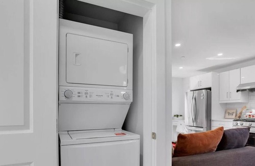 Oakridge House | ChicVilla New 3 bedrooms 2 baths private yard 8 min walk to Langara Canadaline