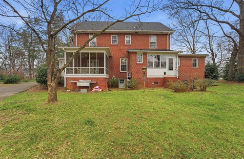 Davidson House | Classic 5BR Davidson Retreat | Walk Downtown, Pet-Friendly