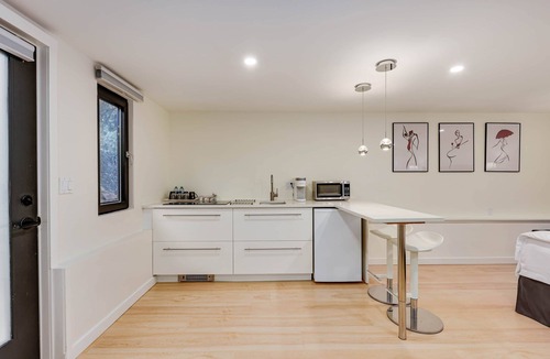 Burnaby House | Classic King Size Guest Suite w/AC