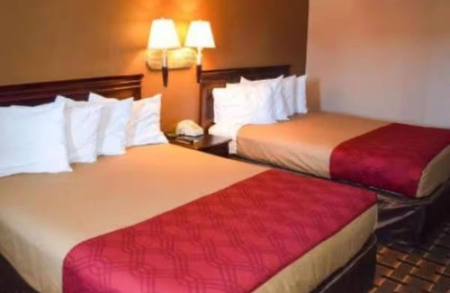 Richburg Hotel | Clean + Comfortable Room w/Queen Bed, Fridge + Microwave – Perfect for Traveler